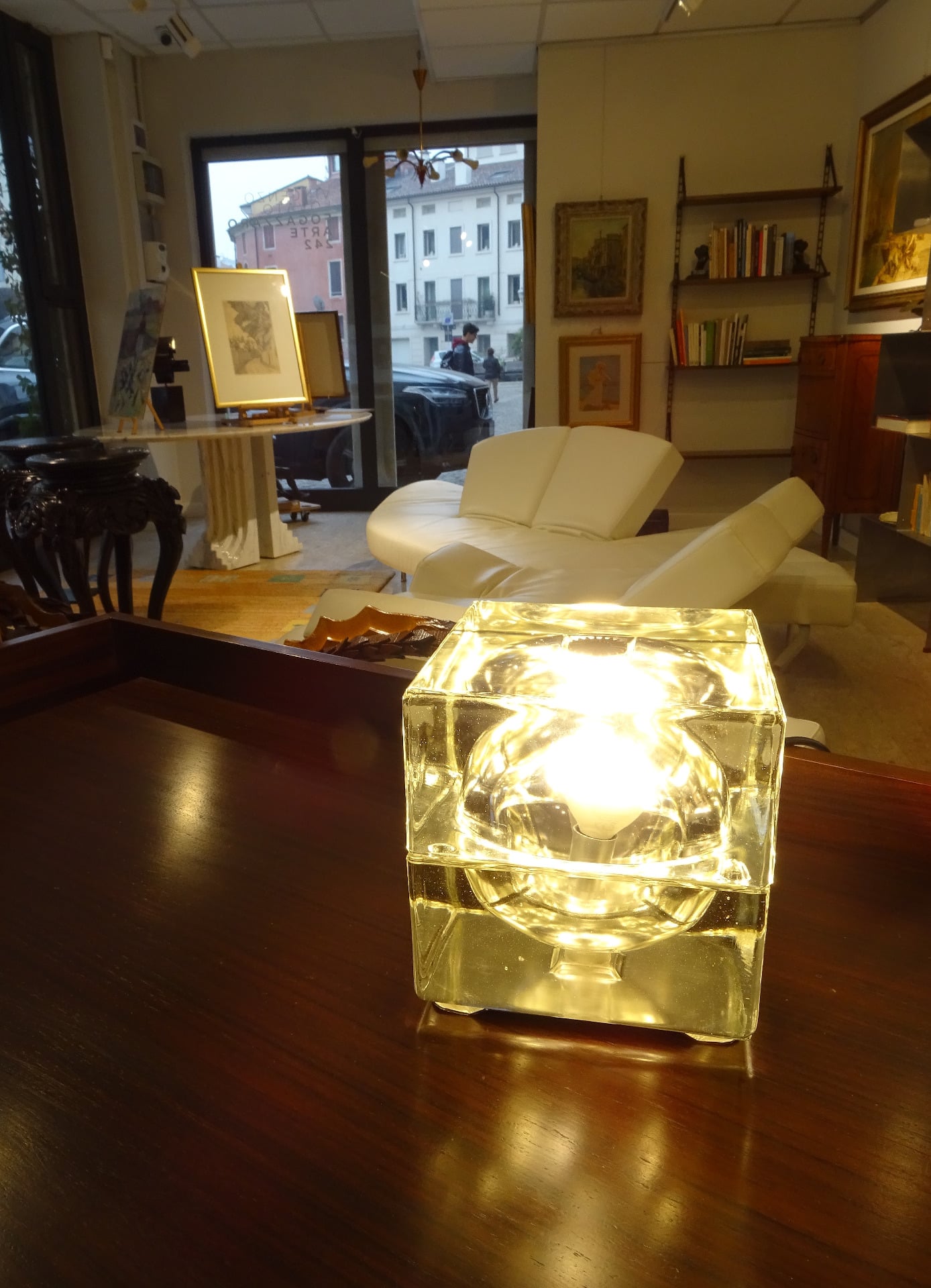 Lampada da tavolo “Cubosfera” di A. Mendini